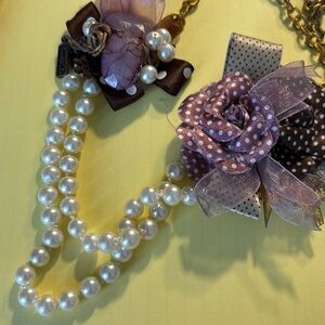 Pluma y collar mixed hold and peal flower beads necklace similar to Lanvin H&M